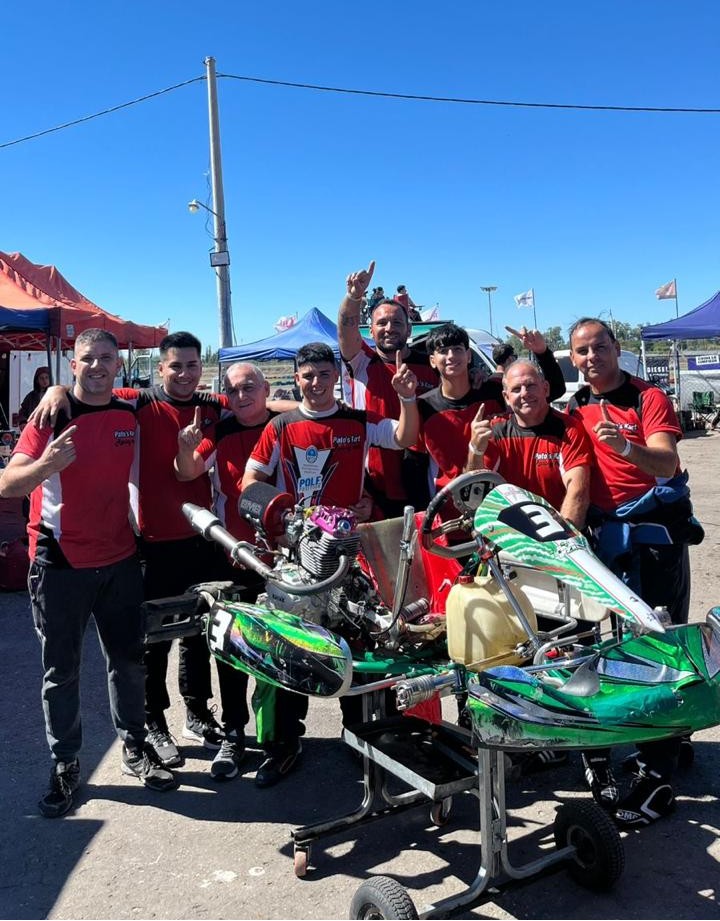 Pato's Kart Racing Team celebrando en pista con el kart número 3, Mendoza